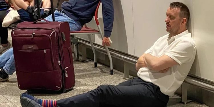 Хаосът по летищата в света се разраства: над 7000 полета са отменени