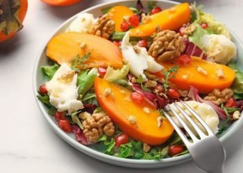 Лека сезонна салата с нар и райска ябълка (Рецепта)