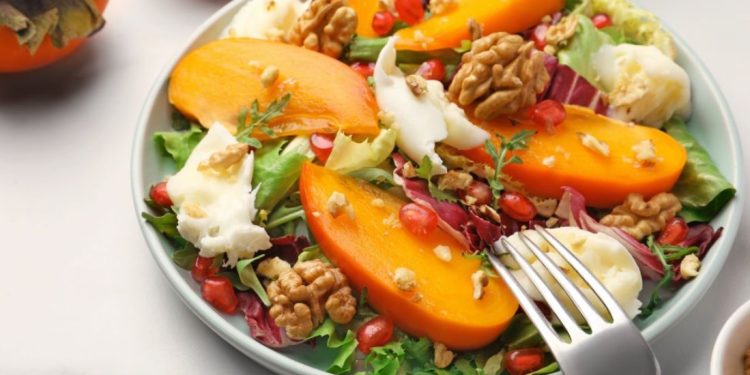 Лека сезонна салата с нар и райска ябълка (Рецепта)