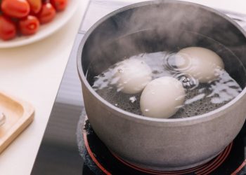 Какво трябва да се добави към водата при варене на яйца, така че черупката да се отдели сама: