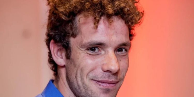 След като заспа по гащи и чорапи на пейка в Бургас, Явор Бахаров напусна страната След като заспа по гащи и чорапи на пейка в Бургас, Явор Бахаров напусна страната