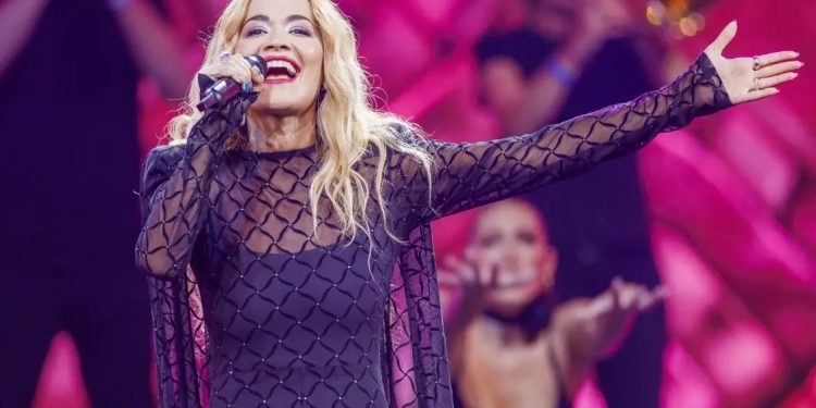 Певицата Рита Ора влезе в болница