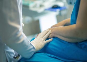 Болката е огромна! Родилка си отиде в Кърджали, а бебенцето е в тежко състояние, борят се за живота му