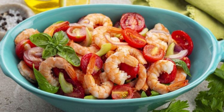 За мен и моето семейство: салата със скариди, авокадо и домати (Рецепта)
