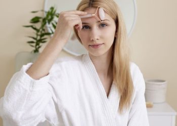 Минус 7 години за 5 минути: полезни техники за самомасаж, които работят по-добре от инжекциите за красота