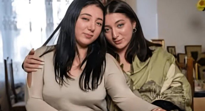 Сестри близначки се намериха 17 години след раздялата с помощта на социалните мрежи