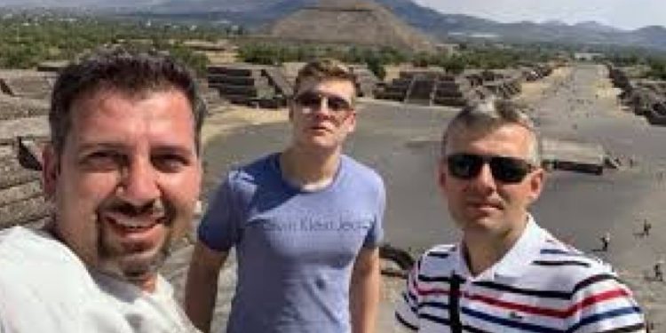 Вижте младото момче, което все още е в неизвестност