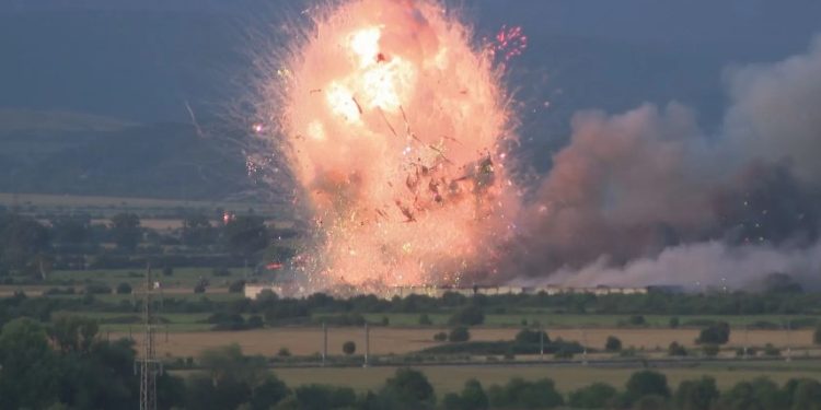 Момчето, което като по чудо се е спасило от взривовете е подало сигнал на 112, описаха го като интелигентно