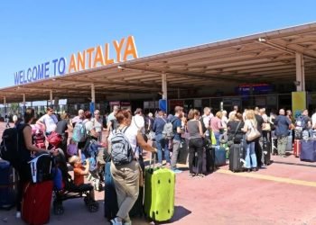 Турските авиодиспечери излязоха на стачка – масови закъснения на полети в Анталия