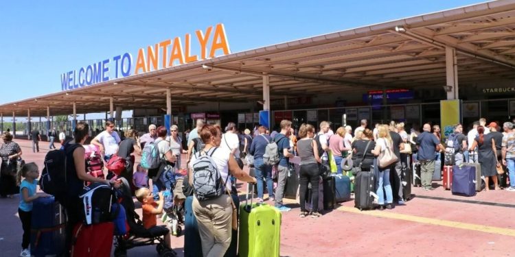 Турските авиодиспечери излязоха на стачка – масови закъснения на полети в Анталия