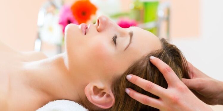 Облекчава стреса, болката и ускорява растежа на косата: как масажът на главата може да поддържа здравето