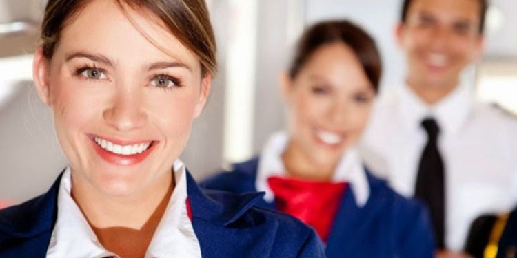 Защо стюардесите носят шал около врата си: не става въпрос само за красота