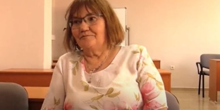 Тя е 69 години, студентка в Медицинския университет в град Пловдив и доказателство, че човек се учи цял живот! Тя е 69 години, студентка в Медицинския университет в град Пловдив и доказателство, че човек се учи цял живот!