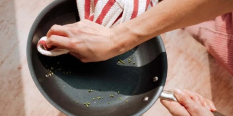 Как да удължим експлоатацията на тигана с незалепващо покритие? Полезни съвети: