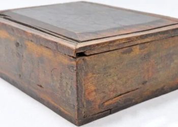 Жена намери намери стара кутия на тавана си и изкара толкова пари, колкото не беше виждала накуп през живота си