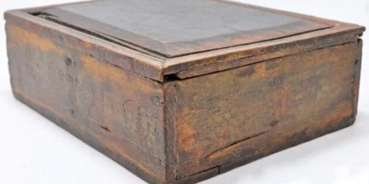 Жена намери намери стара кутия на тавана си и изкара толкова пари, колкото не беше виждала накуп през живота си