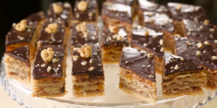 Ще спечели сърцето Ви: вкусна и лесна торта с пълнеж от сушени кайсии Ще спечели сърцето Ви: вкусна и лесна торта с пълнеж от сушени кайсии