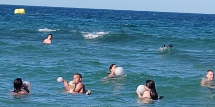 Пълен абсурд: туристи дишат райски газ на родното море докато плуват Пълен абсурд: туристи дишат райски газ на родното море докато плуват