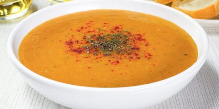 Традиционна турска супа от червена леща: вкусът на ориенталската кухня влиза у дома, има важна съставка Традиционна турска супа от червена леща: вкусът на ориенталската кухня влиза у дома, има важна съставка