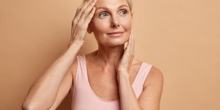 Как да изглеждаме по-млади: стилисти назоваха често срещани грешки, които карат жените да изглеждат по-стари от възрастта си