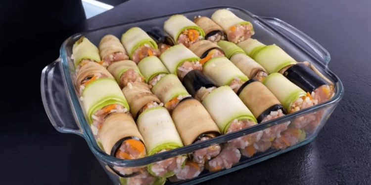 Завих тиквичките и патладжаните с плънката и сложих във фурната. Приготвям тази вечеря 7 дни в седмицата, всички я обичат