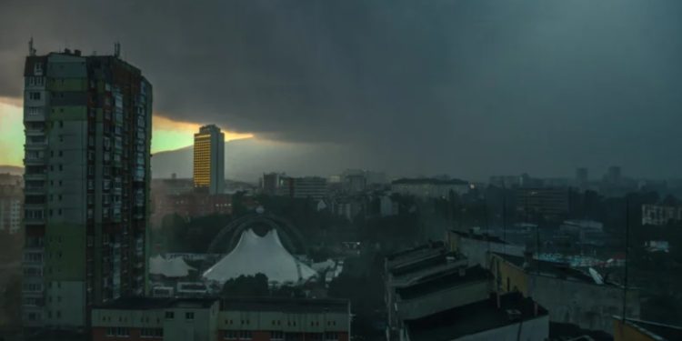 Времето до часове в страната се променя, очакват се бури и градушка, важен апел и към шофьорите:  (КАРТА) Времето до часове в страната се променя, очакват се бури и градушка, важен апел и към шофьорите:  (КАРТА)