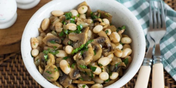 Задушен боб с гъби, рецепта, която грабна сърцето ми