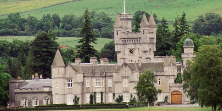 Нежелан от принцеса Даяна и обичан от кралица Елизабет II: интересни факти за замъка Балморал Нежелан от принцеса Даяна и обичан от кралица Елизабет II: интересни факти за замъка Балморал