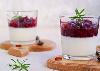 Приготвяме здравословна панакота с извара и нежна текстура от горски плодове – нискокалорично и много вкусно