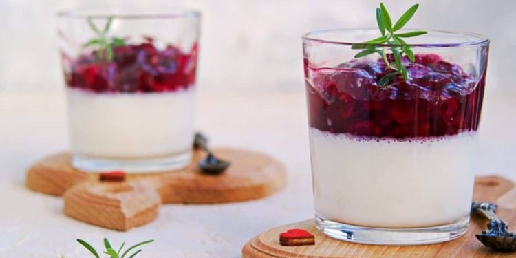 Приготвяме здравословна панакота с извара и нежна текстура от горски плодове – нискокалорично и много вкусно