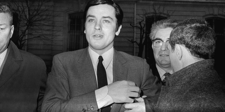 Беше красив: как изглеждаше легендарният Ален Делон в младостта си