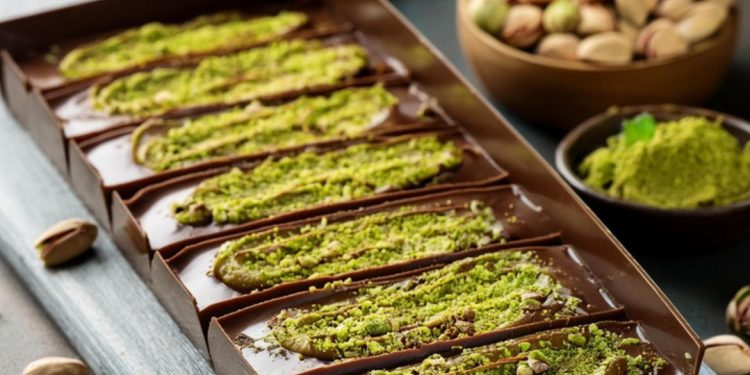 Хитът в социалните мрежи – дубайски шоколад, нестандартен десерт, който подлуди домакините Хитът в социалните мрежи – дубайски шоколад, нестандартен десерт, който подлуди домакините