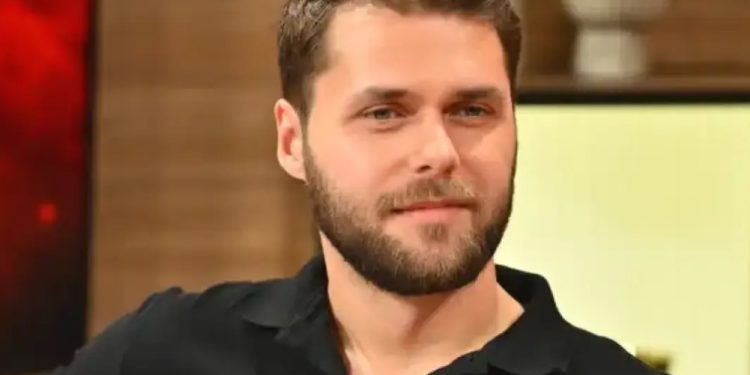 Александър Младенов (Алек) вече е готов да вдига сватба с половинка си