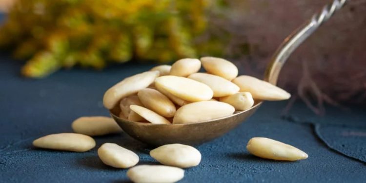 Рецепта за домашно бадемово мляко: лесно, бързо, натурално