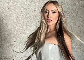 От една година жена заплашва певицата Дара Екимова