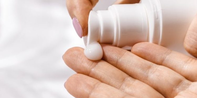 Дерматолог каза през колко време трябва да се нанася слънцезащитен крем преди да излезем от вкъщи