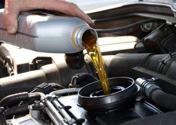 Това ще повреди двигателя ви: защо при никакви обстоятелства не трябва да доливате старо моторно масло, дори и малко