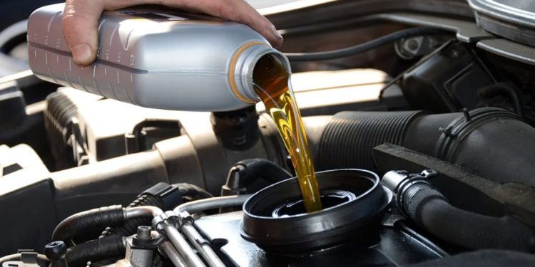Това ще повреди двигателя ви: защо при никакви обстоятелства не трябва да доливате старо моторно масло, дори и малко