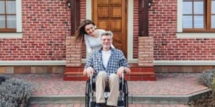 38-годишна жена се премести да живее в дом за възрастни хора