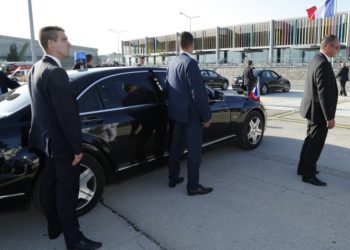 Вдигат заплати на държавни служители