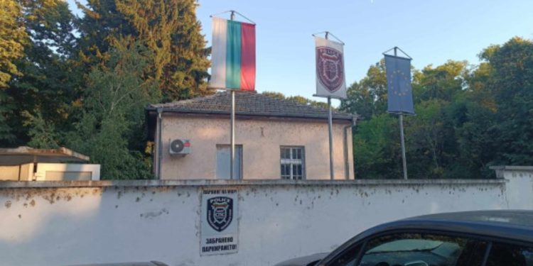 Колеги на трагично загиналия полицай са чули изстрела, а секунди по-късно видeли и детето с пистолет в ръка