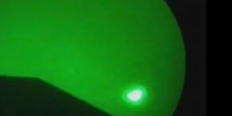 Ловецът на извънземни от Пентагона казва, че светещи зелени НЛО са нахлули в дома му Ловецът на извънземни от Пентагона казва, че светещи зелени НЛО са нахлули в дома му