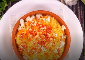 Баба ми винаги ме гоставаше с този вкусен качамак и бях много доволен