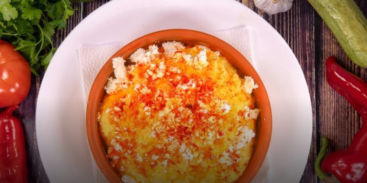 Баба ми винаги ме гоставаше с този вкусен качамак и бях много доволен