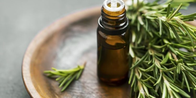 Как да си приготвите натурален спрей за красотата на вашата коса само с 2 съставки: