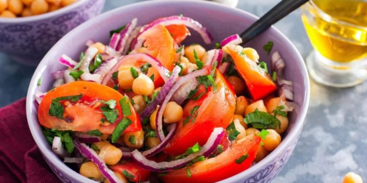 Без месо и гостите винаги я хапват първа: „Медена“салата от вкусни продукти