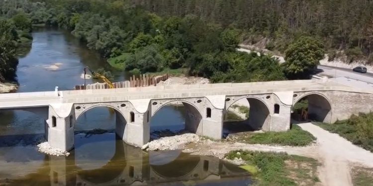 В социалните мрежи хората се разделиха на два „лагера“ заради реставрацията на моста построен от Колю Фичето В социалните мрежи хората се разделиха на два „лагера“ заради реставрацията на моста построен от Колю Фичето