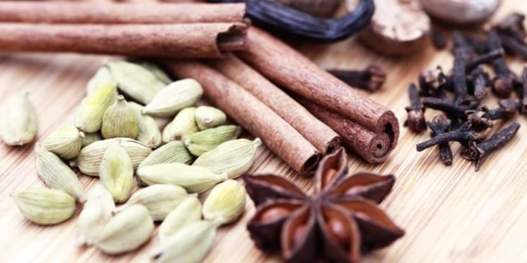 Премахва лошия дъх и лекува хрема: невероятни полезни свойства на кардамона и защо трябва да присъства в менюто Премахва лошия дъх и лекува хрема: невероятни полезни свойства на кардамона и защо трябва да присъства в менюто