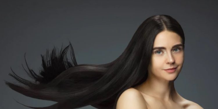 Модерни и стилни: какви прически за дълга коса са в тенденция през лятото на 2024 г. (Снимки)