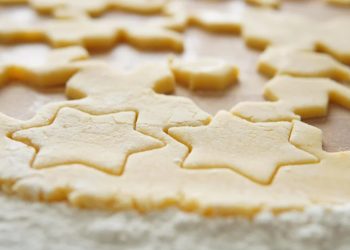 По-вкусни от купените в магазина: лесни бисквити със захар и ядки (Рецепта)